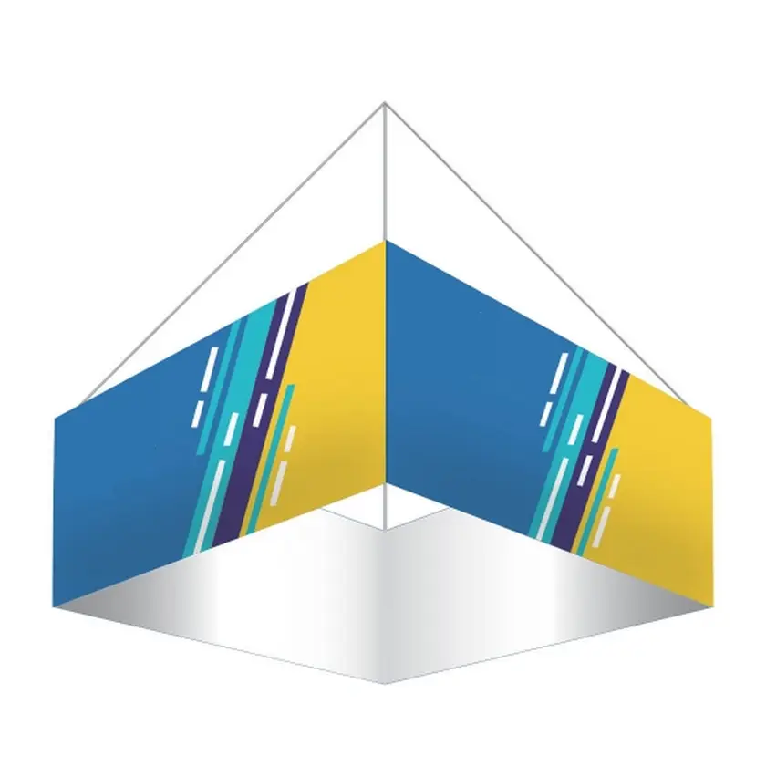 चौकोर छत पर लटका हुआ बैनर